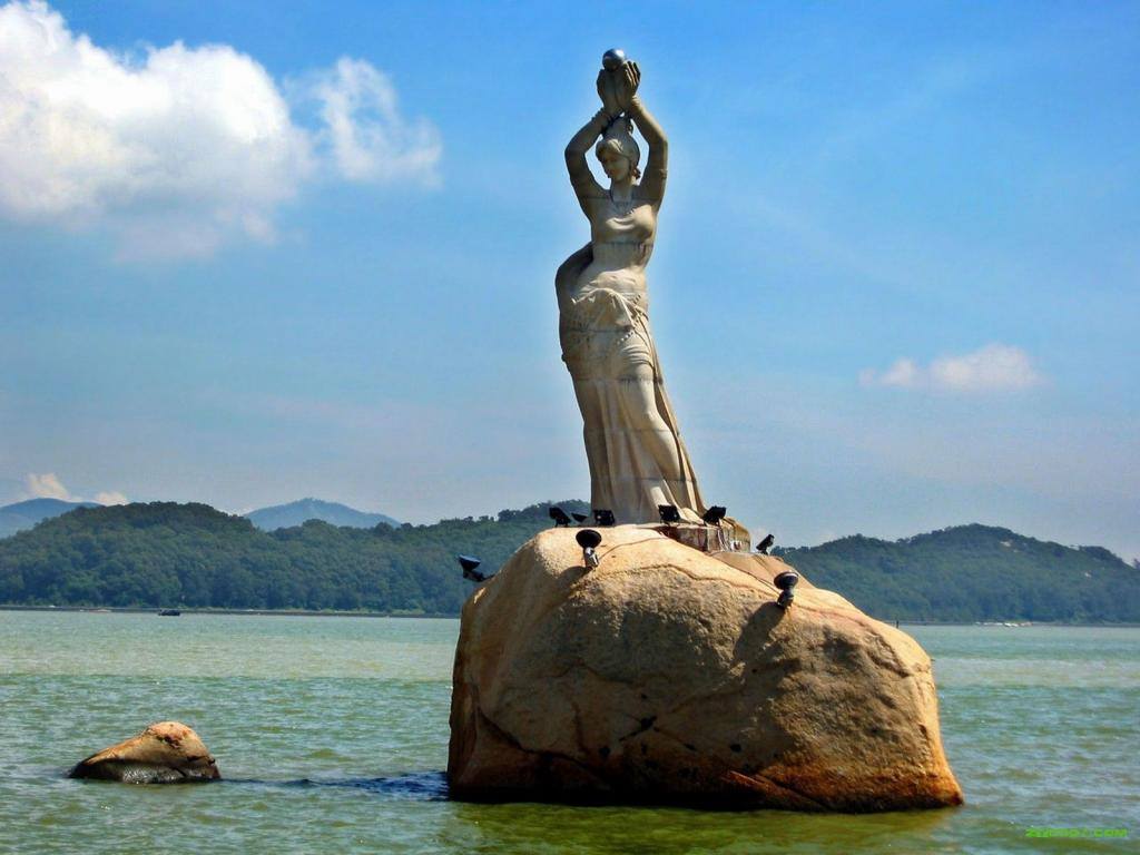 The Lady Of Pearl Statue